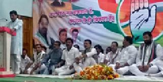 Gujarat's industry in Gujarat due to BJP | भाजपामुळे महाराष्ट्रातील उद्योग गुजरातला