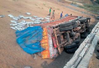 Truck collapses in Kathni river | कठाणी नदीपात्रात ट्रक कोसळला : Truck collapses in Kathni river | कठाणी नदीपात्रात ट्रक कोसळला :