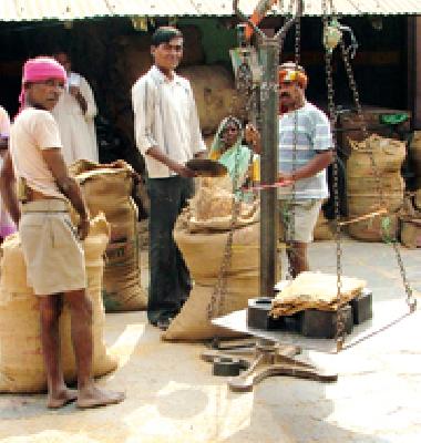 Due to uncertainty on the purchase of rice | धान खरेदीवर अनिश्चिततेचे सावट