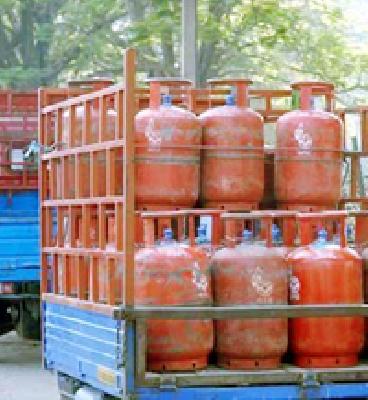 25 kph pavement for gas cylinders | गॅस सिलिंडरसाठी तब्बल २५ किमीची पायपीट 25 kph pavement for gas cylinders | गॅस सिलिंडरसाठी तब्बल २५ किमीची पायपीट