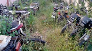 At the spot on a bicycle: | दुचाकी सडताहेत जागेवरच :