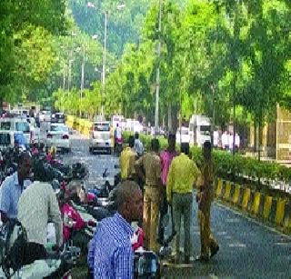 Regulatory rules from the police | पोलिसांकडून नियम धाब्यावर Regulatory rules from the police | पोलिसांकडून नियम धाब्यावर