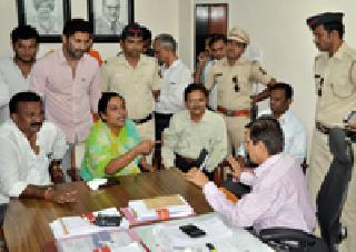 Suicide Suit for Sarsi Village Asked | सार्सी गावाने मागितली आत्महत्येची परवानगी Suicide Suit for Sarsi Village Asked | सार्सी गावाने मागितली आत्महत्येची परवानगी