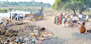 50 drizzle sour from Dham river basin | धाम नदीपात्रातून निघाला ५० टिप्पर गाळ 50 drizzle sour from Dham river basin | धाम नदीपात्रातून निघाला ५० टिप्पर गाळ