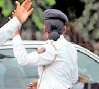 Sailat did not transfer women's shoe | सॅल्यूट केला नाही म्हणून महिला शिपायाची बदली