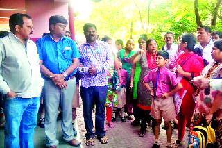 Parents who have staged protests against St. Francis High School. | सेंट फ्रान्सिस हायस्कूलच्या विरोधात ठिय्या आंदोलन करणारे पालक. Parents who have staged protests against St. Francis High School. | सेंट फ्रान्सिस हायस्कूलच्या विरोधात ठिय्या आंदोलन करणारे पालक.