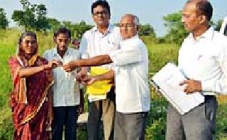 Finally, a lender's debt jumped ... | अखेर सावकारी कर्जाचे जोखड उतरले...