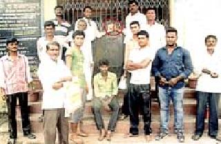 Locked to Bhadi Gram Panchayat | भिडी ग्रामपंचायतला ठोकले कुलूप Locked to Bhadi Gram Panchayat | भिडी ग्रामपंचायतला ठोकले कुलूप