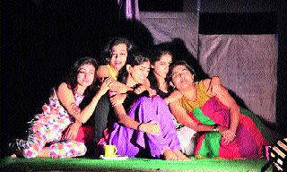 'Grasshopper Kidney' is painted | ‘गढीवरच्या पोरी’ रंगल्या