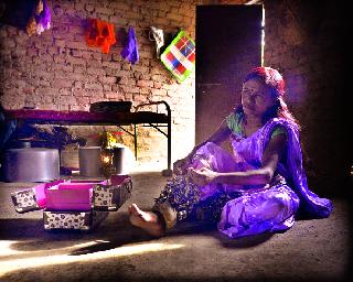 Just a 'Tamasha' of life, from whom will the festival? | अवघ्या आयुष्याचा ‘तमाशा’ झालाय, सण कोठून करणार?