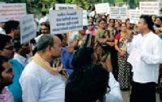 The teacher fell on the Collector's office | शिक्षक धडकले जिल्हाधिकारी कार्यालयावर