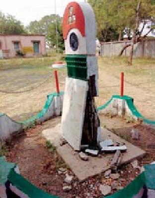 The Constitution column came down in a split | संविधान स्तंभ आला मोडकळीस