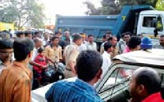 Sandowners, Law Officers | रेती वाहतूकदार, अधिकाऱ्यांत वाद Sandowners, Law Officers | रेती वाहतूकदार, अधिकाऱ्यांत वाद