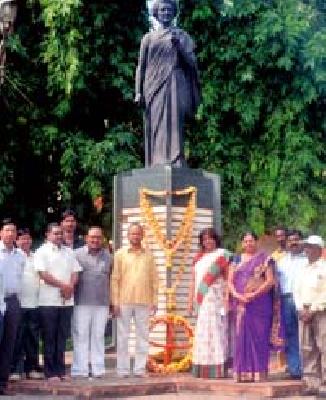 Manpreet honored by Indira Gandhi | मनपातर्फे इंदिरा गांधींना आदरांजली