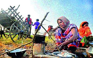 After the body 'chipad', there is no fear of festivity, nor the situation | शरीराचे ‘चिपाड’ झाल्यावर ना सणाचे भान राहते, ना परिस्थिती