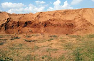 The farmer's moorow cast on the street | शेततळ्याचे मुरूम रस्त्यावर टाकले