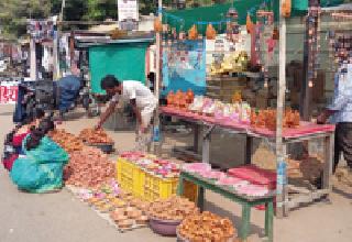 The delights of Kolkata's lamps | कोलकात्याच्या दिव्यांनी घातली भुरळ