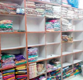 300 saris lamps from the cloth shop | कापड दुकानातून ३०० साड्या लंपास