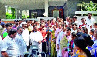 The protesters hit the MLA's house | आमदारांच्या घरांवर आंदोलकांची धडक The protesters hit the MLA's house | आमदारांच्या घरांवर आंदोलकांची धडक