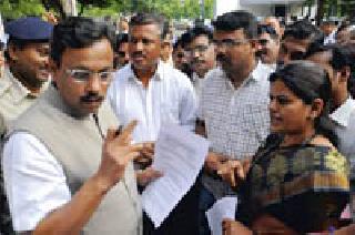 Encourage the Education Minister for the retirement of teachers | शिक्षकांच्या सेवानिवृत्ती प्रश्नासाठी शिक्षणमंत्र्यांना साकडे Encourage the Education Minister for the retirement of teachers | शिक्षकांच्या सेवानिवृत्ती प्रश्नासाठी शिक्षणमंत्र्यांना साकडे
