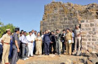 Construct a checkdam in the Gavilgad Castle area | गाविलगड किल्ला परिसरात चेकडॅम बांधा Construct a checkdam in the Gavilgad Castle area | गाविलगड किल्ला परिसरात चेकडॅम बांधा