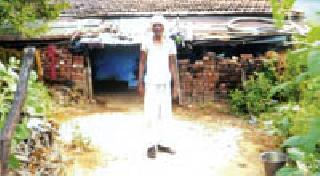 Older copies waiting for the cottage | वृद्ध दाम्पत्य घरकुलाच्या प्रतीक्षेत