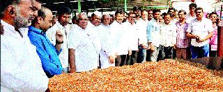 Start the levy of Bhusari farmland in Chandwad Bazar Samiti | चांदवड बाजार समितीत भुसार शेतमालाच्या लिलावास प्रारंभ Start the levy of Bhusari farmland in Chandwad Bazar Samiti | चांदवड बाजार समितीत भुसार शेतमालाच्या लिलावास प्रारंभ