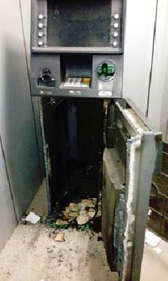The ATM breaks up to 40 lakhs | एटीएम फोडून ४० लाख लांबविले The ATM breaks up to 40 lakhs | एटीएम फोडून ४० लाख लांबविले