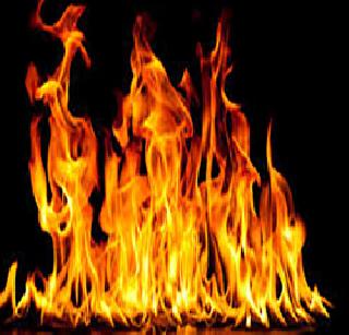 Two hawkers burn their lives alive, one death | दोन फेरीवाल्यांना जिवंत जाळण्याचा प्रयत्न, एकाचा मृत्यू