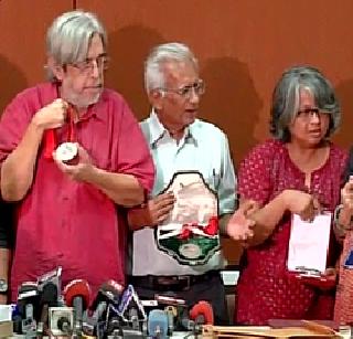 National award winners 'award return' | राष्ट्रीय पुरस्कार विजेत्यांची ‘पुरस्कार वापसी’ National award winners 'award return' | राष्ट्रीय पुरस्कार विजेत्यांची ‘पुरस्कार वापसी’