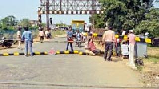 Rail shackles by two-wheeler screws | दुचाकीच्या धडकेने रेल्वे फाटकाचे तुकडे Rail shackles by two-wheeler screws | दुचाकीच्या धडकेने रेल्वे फाटकाचे तुकडे