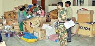 Visit to Diwali for tribals from police | पोलिसांकडून आदिवासींसाठी दिवाळी भेट Visit to Diwali for tribals from police | पोलिसांकडून आदिवासींसाठी दिवाळी भेट