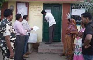 The villagers broke the broken locks | ग्रामस्थांनी ठोकलेले कुलूप तोडले