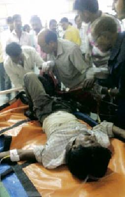 'Brought him to the hospital for treatment.' | ‘त्याला’ आॅटोच्या फाटकासह उपचाराकरिता आणले 'Brought him to the hospital for treatment.' | ‘त्याला’ आॅटोच्या फाटकासह उपचाराकरिता आणले