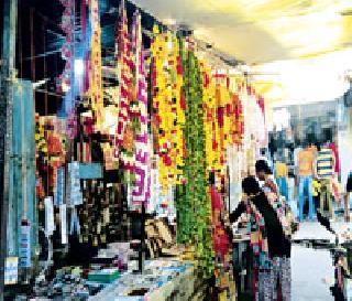 Sajal market with Diwali literature | दिवाळीच्या साहित्यांनी सजली बाजारपेठ