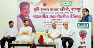 Market committees should take initiative for farmers | बाजार समित्यांनी शेतकऱ्यांसाठी पुढाकार घ्यावा