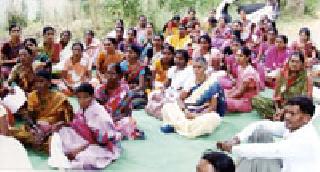 Nutrition Food Employees ZP Put in front | पोषण आहार कर्मचाऱ्यांचे जि.प. समोर धरणे