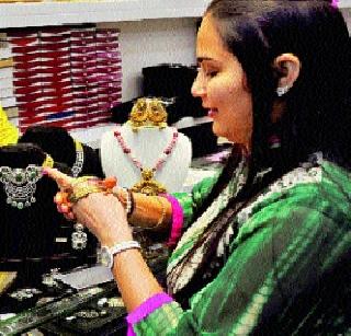 Gold and silver coins are better off than jewelery | सोने-चांदीच्या नाण्यांना दागिन्यांपेक्षा चांगली मागणी Gold and silver coins are better off than jewelery | सोने-चांदीच्या नाण्यांना दागिन्यांपेक्षा चांगली मागणी