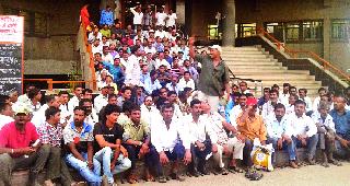 Garibaldi Workers Hunger, Commissioner, Smart City | घंटागाडी कामगार उपाशीपोटी, आयुक्ताला पाहिजे स्मार्ट सिटी Garibaldi Workers Hunger, Commissioner, Smart City | घंटागाडी कामगार उपाशीपोटी, आयुक्ताला पाहिजे स्मार्ट सिटी