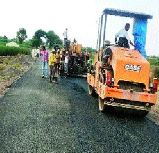 The start of the road obstacle | रस्त्याच्या डांबरीकरणास सुरुवात