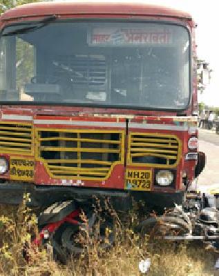 Two motorcycles in the ST, one killed and one injured | एसटीची दोन मोटरसायकलला धडक, एक ठार, एक जखमी Two motorcycles in the ST, one killed and one injured | एसटीची दोन मोटरसायकलला धडक, एक ठार, एक जखमी