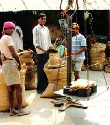 Merchandisers committees of commerce | व्यापाऱ्यांना बाजार समित्यांचे अभय