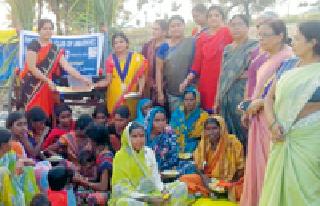 Diwali of 'Innerwheel' with sugarcane laborers | ऊस तोड मजुरांसोबत ‘इनरव्हील’ची दिवाळी