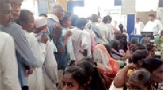 The huge crowd of customers in the bank | बँकेत ग्राहकांची प्रचंड गर्दी The huge crowd of customers in the bank | बँकेत ग्राहकांची प्रचंड गर्दी