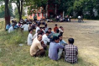 Workers' Stretch for Salary | वेतनासाठी कामगारांचा ठिय्या Workers' Stretch for Salary | वेतनासाठी कामगारांचा ठिय्या