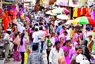 Sinnari market for Diwali, Sajalai market | सिन्नरला दिवाळीसाठी सजली बाजारपेठ