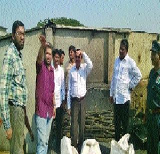 Fire crackers in two places | फटाक्यामुळे दोन ठिकाणी आग