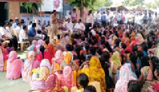 Women gather against illegal liquor sales | अवैध दारुविक्रीच्या विरोधात महिला एकवटल्या