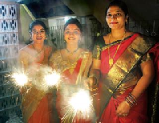 Laxmipujan dhakya, shower of wishes | लक्ष्मीपूजन दणक्यात, शुभेच्छांचाही वर्षाव