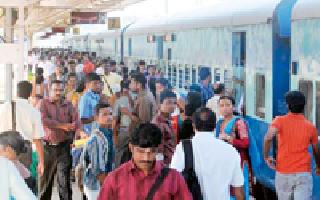 Railway and buses housefund | रेल्वे व बसगाड्या हाऊसफुल्ल